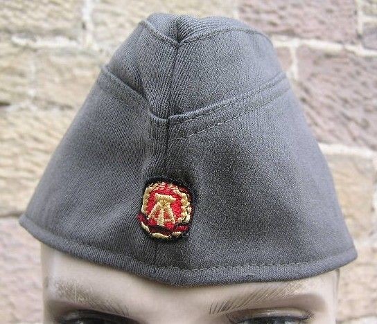 DDR EAST GERMAN ARMY OFFICERS SIDE FORAGE HAT & BADGE
