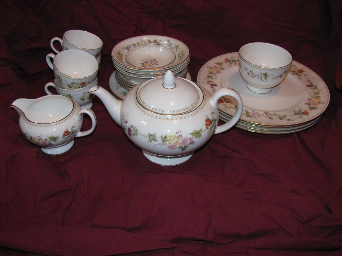 Wedgewood Mirabelle Pattern R4537 21 Piece Set with Tea Pot